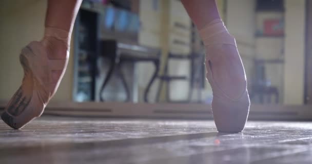 Гнучкі Балеринові Ноги Танці Червоній Сукні Коричневе Балетне Взуття Концепція — стокове відео