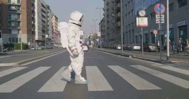 Astronauta Wylądował Kosmosu Nowej Planecie Spacery Połowie Drogi Odkrywania Nowego — Wideo stockowe