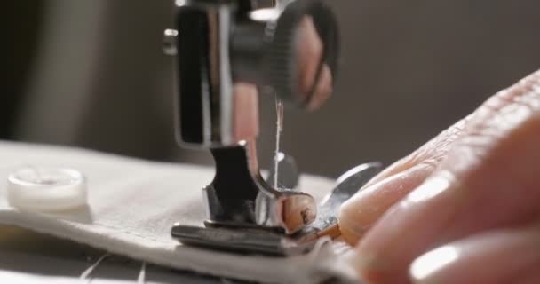 Super Slowmotion Van Een Professionele Naaimachine Stiksels Met Witte Draad — Stockvideo