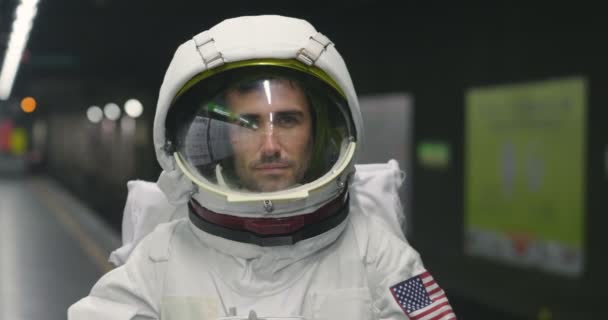 Uomo Vestito Astronauta Usa Smartphone Chiamare Inviare Messaggi Astronauta Sorride — Video Stock