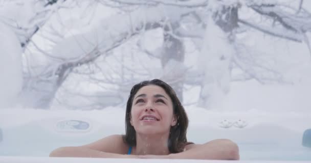 ジェットバスで美しい女性緩和 きれいな空気を呼吸し 雪が空から落ちるように自然の中で幸せが リラクゼーション — ストック動画