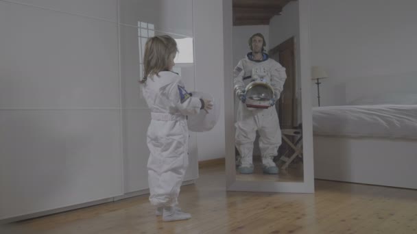 Niño Mira Frente Espejo Vistiendo Traje Del Astronauta Genial Futuro — Vídeos de Stock