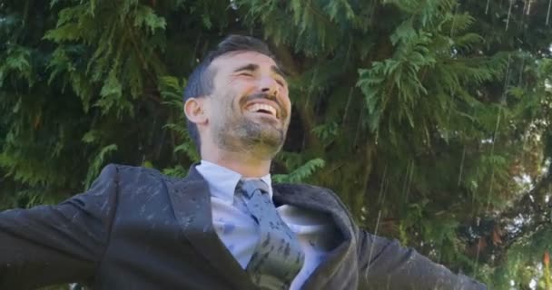 Retrato Hombre Sonriendo Feliz Bajo Lluvia Respirando Aire Libertad Sueños — Vídeos de Stock