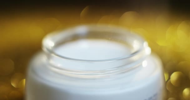 Beauté Crème Dorée Haute Qualité Pour Les Peaux Sensibles Rajeunissement — Video