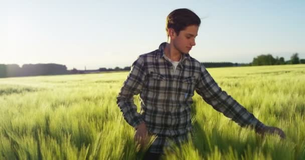 Zeitlupenvideo Eines Jungen Mannes Auf Einem Feld Mit Grünem Gras — Stockvideo