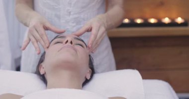 Bir uzman masöz bir Sağlık Merkezi tarafından masaj onun yüzünü bir güzel kadın yüz kapatın. Kavramı: spa, dinlenme, dinlenme, Masaj