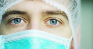 bir cerrah ya da doktor maskesi ve kulaklık hastane veya klinik operasyon için hazır portresi kapatın. Cerrah gülümsüyor güvenli ve kendini gurur. Tıp, hastaneler ve doktorlar, bakım kavramı