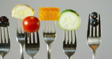 meyve ve sebzeler genellikle bir vejetaryen diyet düşük kalorili içinde taze ve renkli mevcut. Tipik bir diyet: domates, somon, karnabahar, lahana, böğürtlen, ahududu, kivi salatalık ve zencefil