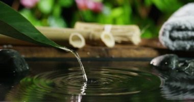 güzel su ve mumlar spa ve sağlıklı yaşam kompozisyon relax ve meditation.water aşırı yavaş motion.concept içinde ateş