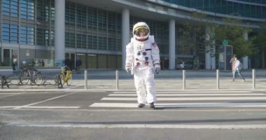 Bir astronot uzaydan yeni gezegende yeni dünyayı keşfetmeye ve orada yaşamak için bir yolun ortasından yürümek indi. Kavramı: başarı road, rüyalar, astronot, ilham.