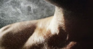Duş sonra cilt ıslak koku parçacıkları ile aşırı ağır çekimde parfüm püskürtme anonim adam. Erkek Parfüm ve tıraş losyonu şehvetli erkek kavramı. Parfümlü adam