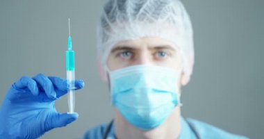 Bir doktor veya çocuk veya yaşlı yetişkinler veya tedavi hayvan hastalıkları için sıvı aşılar bir şırınga tutarak laboratuvar bilim adamı. Kavram: hastalıklar, tıbbi bakım, bilim, anestezi, ötenazi, diyabet.