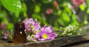 su damlaları, kokular ve kokular sağlıklı yaşam ve spa için aromaterapi temel yağlar karışımı. Güzellik kavramı. güzel kokulu esans. bir yaprak özü damla düşme havuzu Sağlık Merkezi