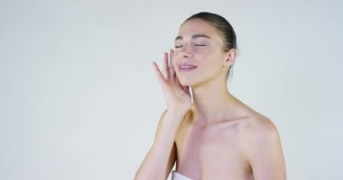 Güzel bir genç kız portresi krem üzerinde ihale bir vücut losyonları, yorgunluk ve ağrı, beyaz arka plan relieves. Konsept: biyolojik ürünler, spa prosedürler, taze, kendinizi mükemmel bir cilt, kişisel bakım, aşk