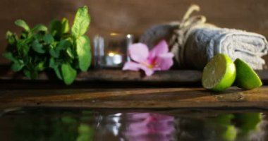 güzel su ve mumlar spa ve sağlıklı yaşam kompozisyon relax ve meditation.water aşırı yavaş motion.concept içinde ateş