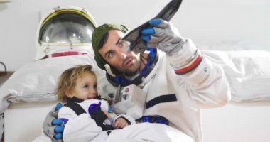 Romantik ve aile anlar baba ve kızı uzay aracı ile oynarken, her ikisi de astronot giyinmiş ve benzersiz Şu anda mutluyuz. Kavramı: aşk, Aile, ev, oyunları.