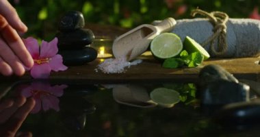 güzel su ve mumlar spa ve sağlıklı yaşam kompozisyon relax ve meditation.water aşırı yavaş motion.concept içinde ateş