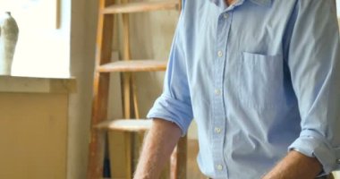 Ev yapımı el yapımı kil ve kalıp oluşturmak için onun yaratıcı atölye yaşlı bir esnaf Kavanozlar ve inşaat sanatı. Kavramı: elişi, gelenek, el yapımı sanat, yaratıcılık.