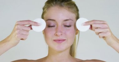 Güzel kız onun yüz ve vücut güzelliği için kremler kullanır. taze ve nemli cilt için gündüz ve gece kavramı