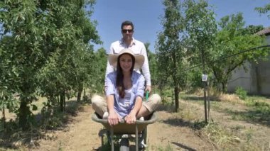 Hasır Şapkalı, güzel bir kız gider ve güneşli bir günde plantasyonunda görünüyor. Konsept: biyolojik ürünler, doğal ürünler, taze, lezzetli, meyve, sebze, büyümek, su, bitki, fotosentez