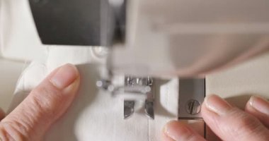 Profesyonel bir dikiş makinesi ile beyaz iplik bir İtalyan couture kumaş dikiş süper ağır çekim, yüksek moda kıyafet terzi diker. Sanayi, gelenek, moda kavramı