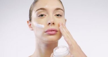 Kremler sayesinde mükemmel ciltli güzel bir kadının yüzünü kapatıyoruz. Yaşlanmayı önleyen kremler ve kırışık gözler sayesinde. Güzellik, temizlik ve mükemmellik kavramı.