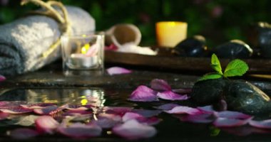 güzel su ve mumlar spa ve sağlıklı yaşam kompozisyon relax ve meditation.water aşırı yavaş motion.concept içinde ateş