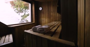 Dağ Ahşap sauna ile hangi dinlenmek büyük bir pencere konumunu. Kavram: iç tasarım, gevşeme, sauna, spa