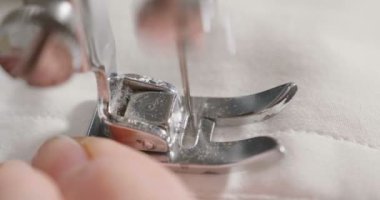 Profesyonel bir dikiş makinesi ile beyaz iplik bir İtalyan couture kumaş dikiş süper ağır çekim, yüksek moda kıyafet terzi diker. Sanayi, gelenek, moda kavramı