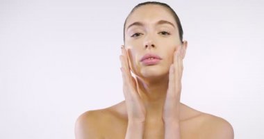 cilt ve mükemmel özellikleri ile genç kız temiz gösterir ve cilt nemli. genel kavram-in güzellik ve anti-aging, saflık kremler ve kırışıklık tedavisi için kremler