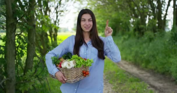Zeitlupenvideo Einer Bäuerin Die Einen Korb Mit Verschiedenen Gemüsesorten Hält — Stockvideo