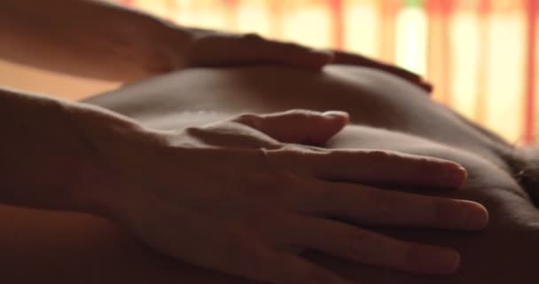 Une Belle Jeune Fille Femme Faisant Massage Dos Dans Salon — Video