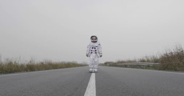 Astronauta Acabou Pousar Espaço Novo Planeta Caminha Meio Uma Estrada — Vídeo de Stock