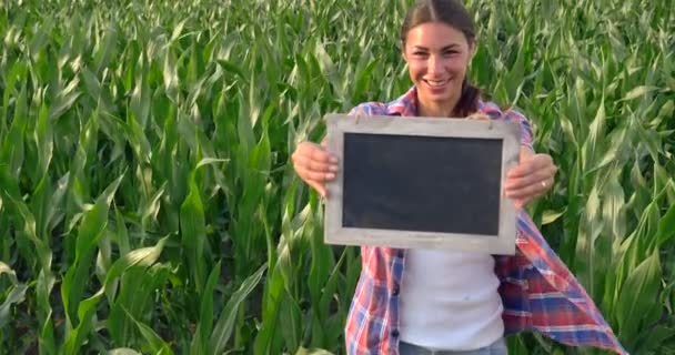 Krásná Dívka Žena Zemědělec Úsměvem Sledoval Hroznové Pole Černé Desce — Stock video