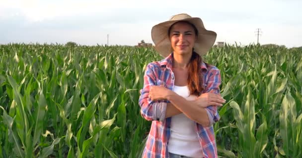 Portrét Krásné Zemědělce Dívka Kdo Kříž Zbraní Kameru Zahradě Koncept — Stock video
