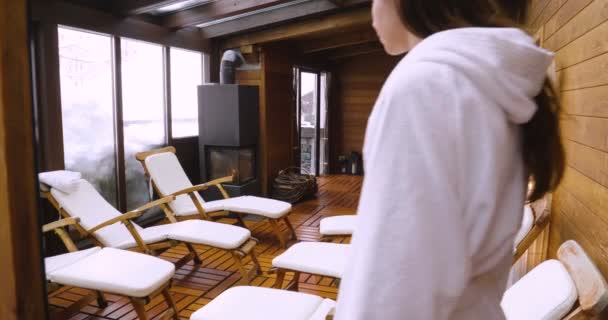 Uma Mulher Bonita Entra Uma Sala Relaxamento Spa Madeira Centro — Vídeo de Stock