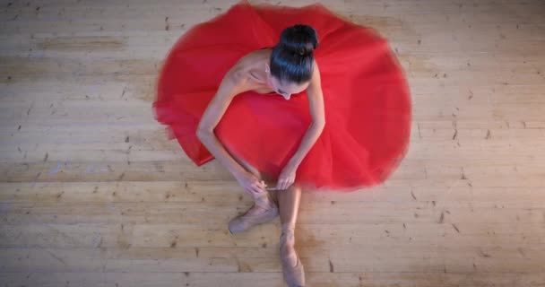 Pies Flexibles Bailarina Bailando Con Vestido Rojo Zapatos Ballet Marrón — Vídeo de stock