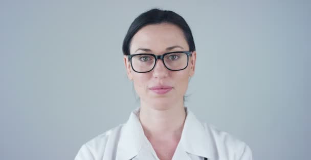 白色外套和听诊器和微笑的女医生的视频在照相机 — 图库视频影像