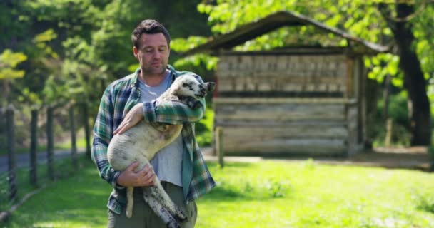 Portret Van Een Gelukkige Jonge Boer Houden Van Verse Groenten — Stockvideo