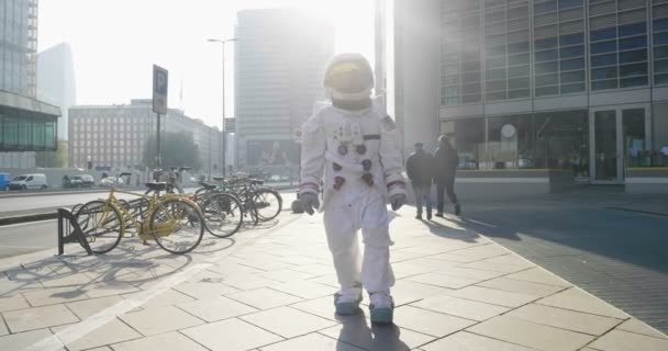 宇宙飛行士はちょうど上陸した新しい惑星上の領域からの新しい世界を探検し そこに住む道路の真ん中に散歩に サクセス ロード 宇宙飛行士 インスピレーション — ストック動画