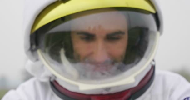 Astronaute Atterrit Sur Une Planète Toute Nouvelle Commence Examiner Nouvelles — Video