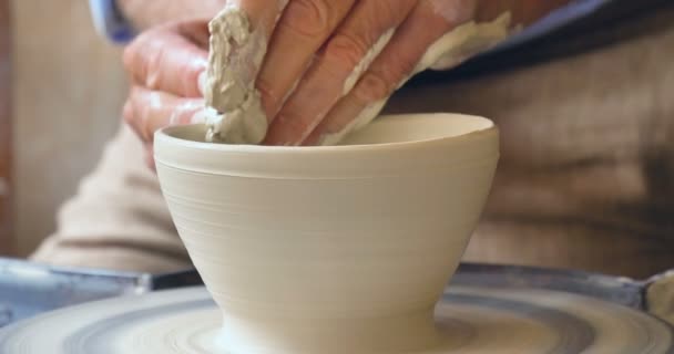 手作り粘土と金型を作成する自家製人彼の創造的なワーク ショップで高齢職人 Jar および芸術作品します 手作り 手作り作品 創造性 — ストック動画
