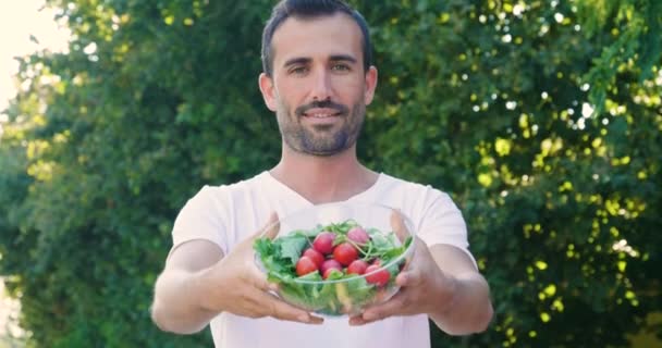 Hombre Muestra Dieta Rica Vitaminas Dietética Auténtico Zumo Frutas Ensalada — Vídeo de stock