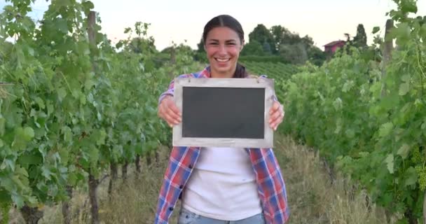 Menina Bonita Mulher Agricultor Sorrindo Observando Campos Uva Segurando Uma — Vídeo de Stock