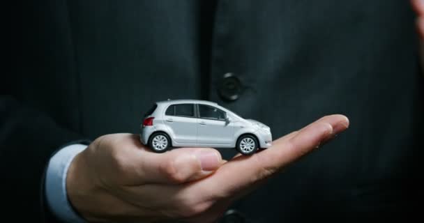 Hombre Vestido Con Traje Corbata Muestra Pequeño Auto Concepto Seguro — Vídeos de Stock