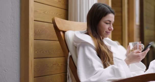 Uma Mulher Bonita Spa Vestida Com Roupão Banho Branco Bebe — Vídeo de Stock