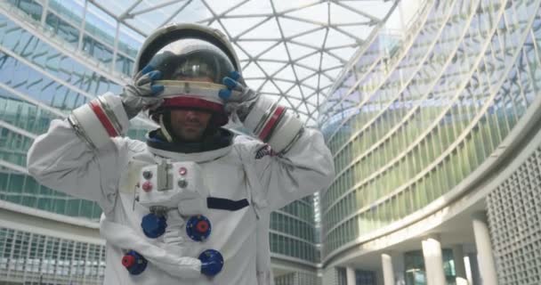 Portrét Astronauta Právě Přistál Chůzi Městě Podívá Kolem Metra Průchodné — Stock video