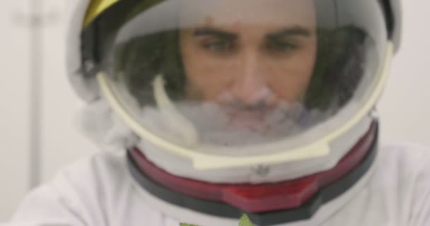 Ένας Αστροναύτης Προσγειώνεται Έναν Πλανήτη Όλα Νέα Και Αρχίζει Εξετάζει — Αρχείο Βίντεο