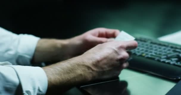 Mãos Masculinas Segurando Cartão Visita Escritório Macro Close Conceito Negócios — Vídeo de Stock