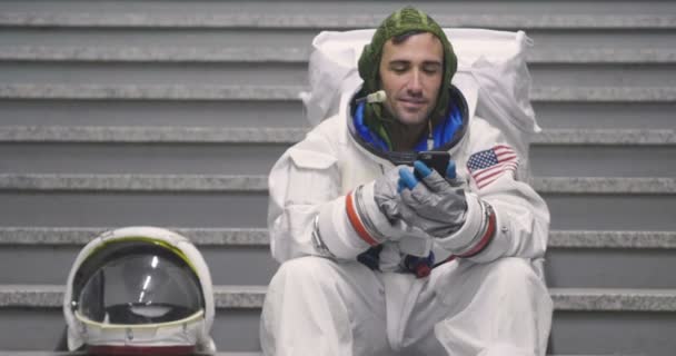 Uomo Vestito Astronauta Usa Smartphone Chiamare Inviare Messaggi Astronauta Sorride — Video Stock